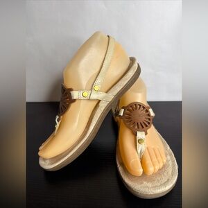 UGG CREAM FLIP FLOPS WITH GOLD STUDS BROWN ACCENT PIECE SIZE 6